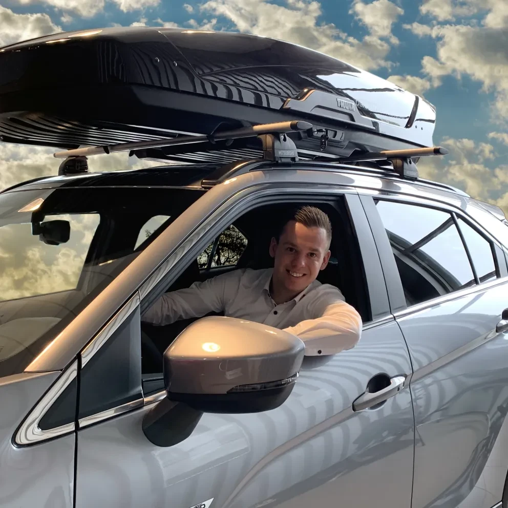 Twan van der Aar is klaar voor de vakantie! in een Mitsubishi Eclipse Cross met dak koffer voor extra bagaruimte