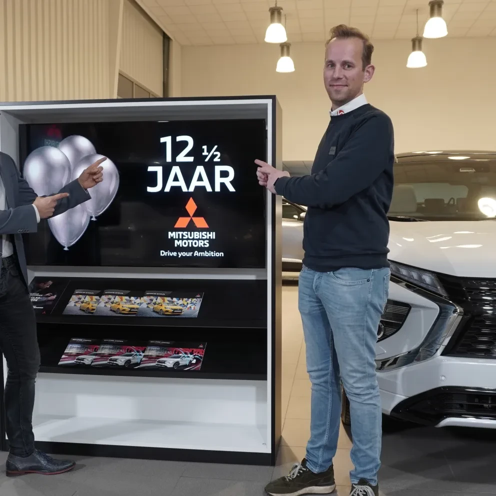 Arie den Besten en Thijs Weeda in de vernieuwde showroom van Autobedrijf Van Zessen ter gelegenheid van het 12 ½ jarig dealer schap van Mitsubishi
