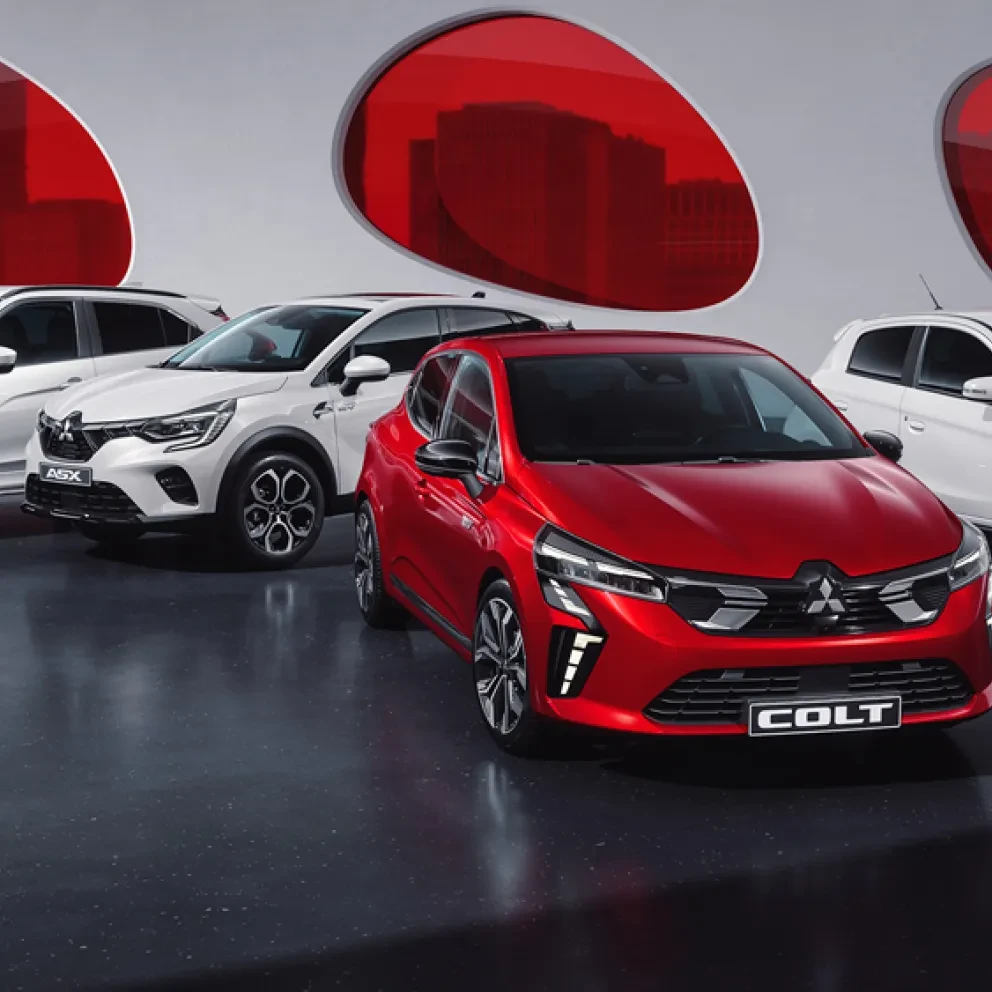 grijze achtergrond met rode doorkijk en op de voorgrond de Mitsubishi modellen