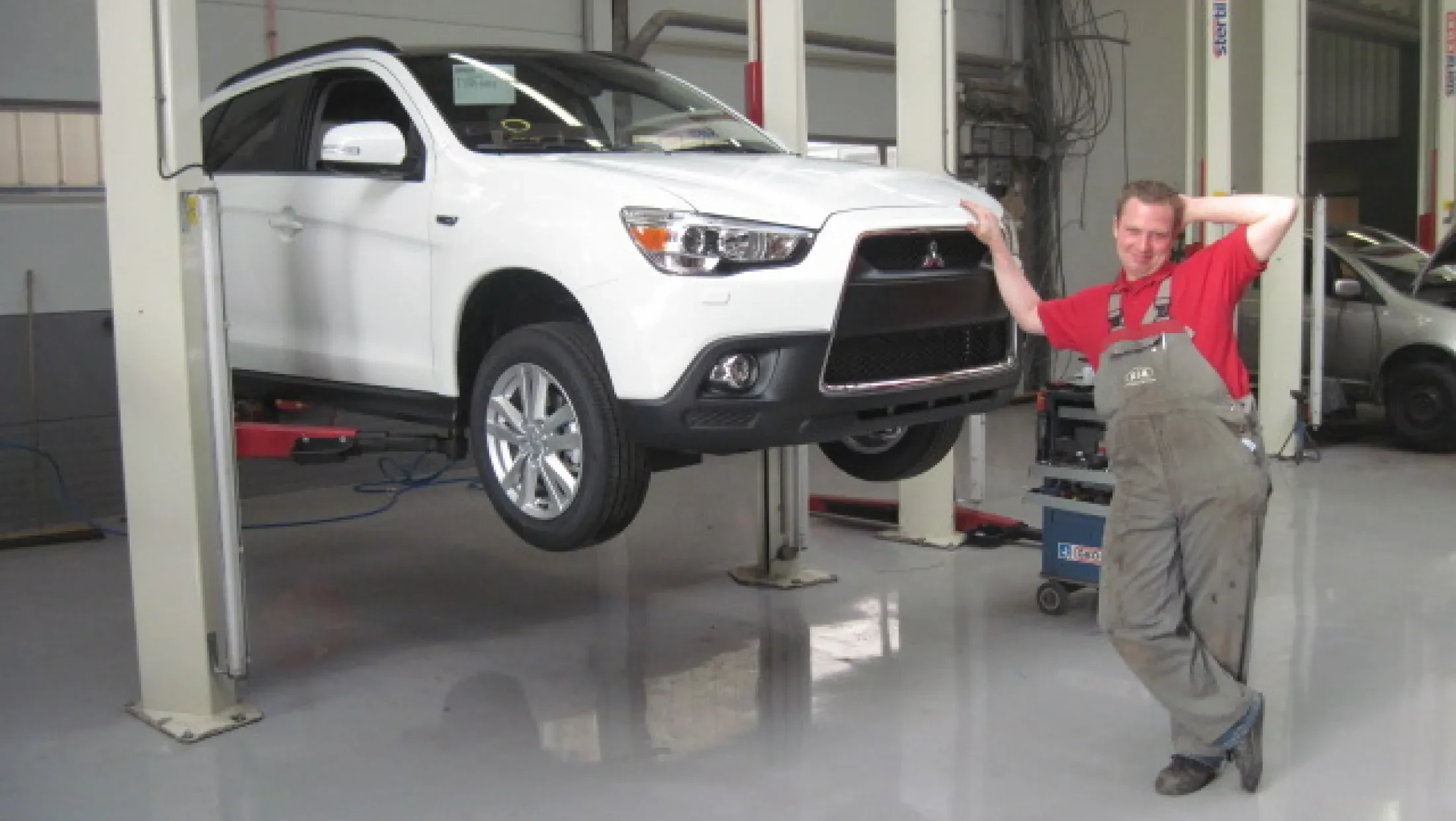 Eerste auto op de brug in de nieuwe werkplaats