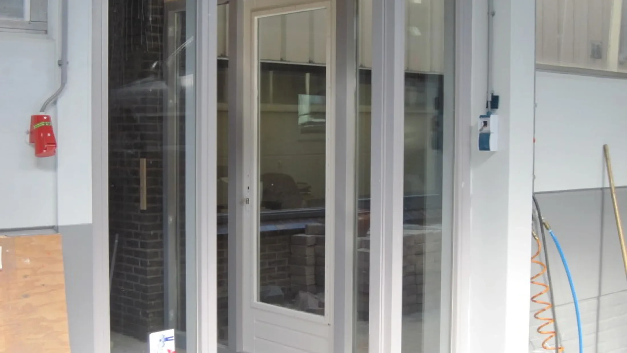 Doorgang van de showroom naar de werkplaats