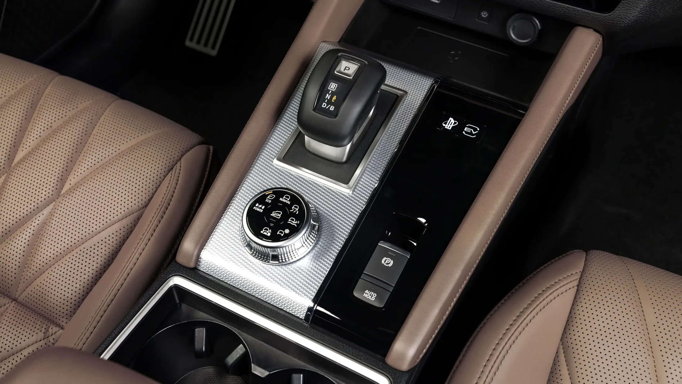 Mitsubishi Outlander PHEV MY2025 in woestijn met wolkenlucht