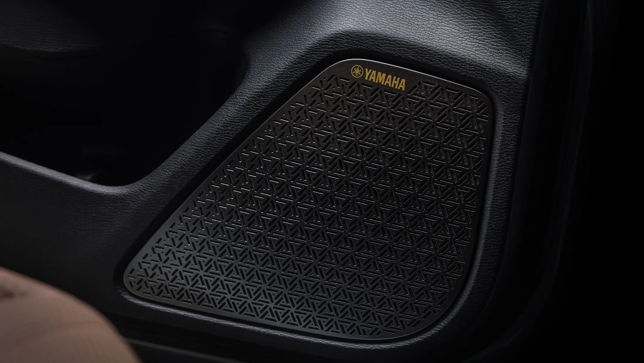 Mitsubishi Outlander PHEV MY2025 in woestijn met wolkenlucht