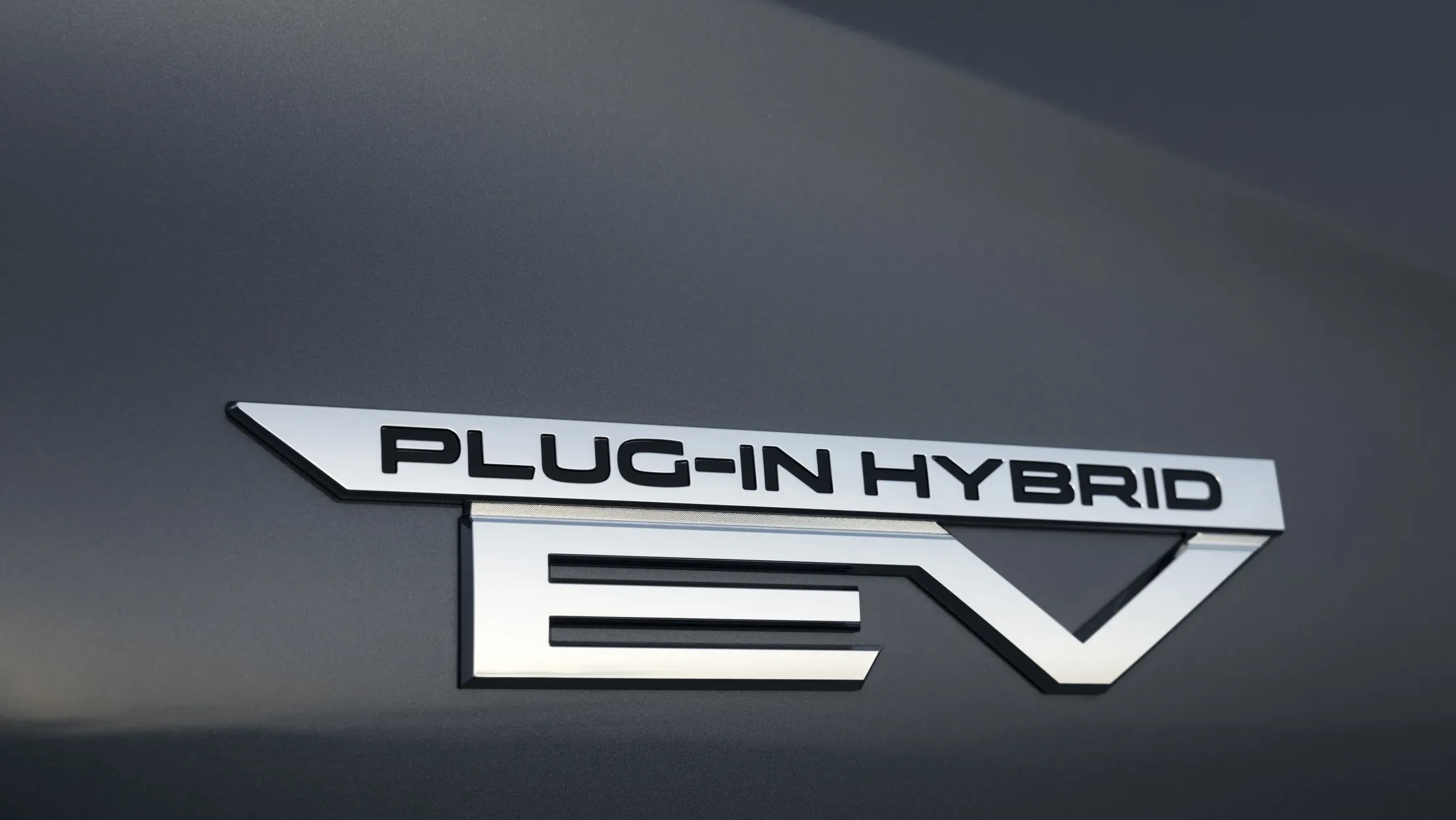 Mitsubishi Outlander PHEV MY2025 in woestijn met wolkenlucht