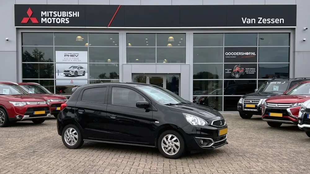 aanzicht showroom met Mitsubishi Space Star